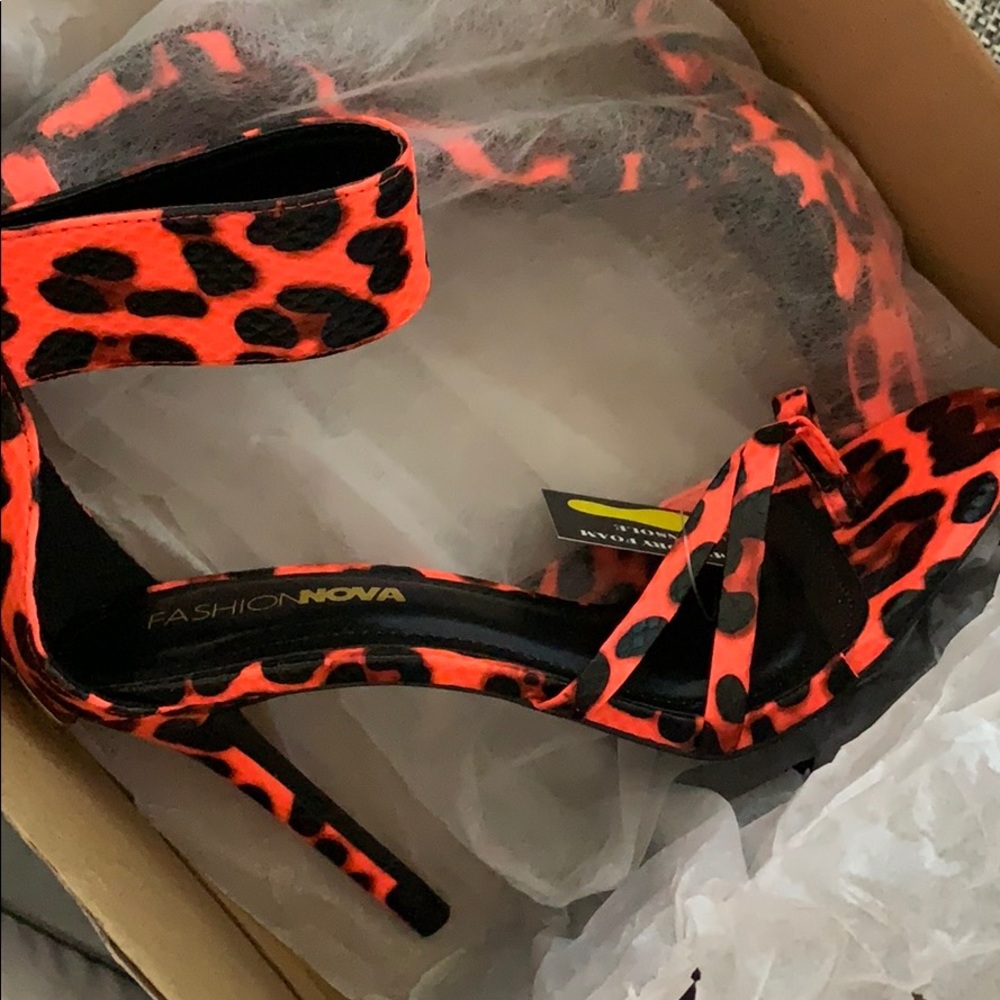 Fashion nova• heeled sandals *new w/tags*